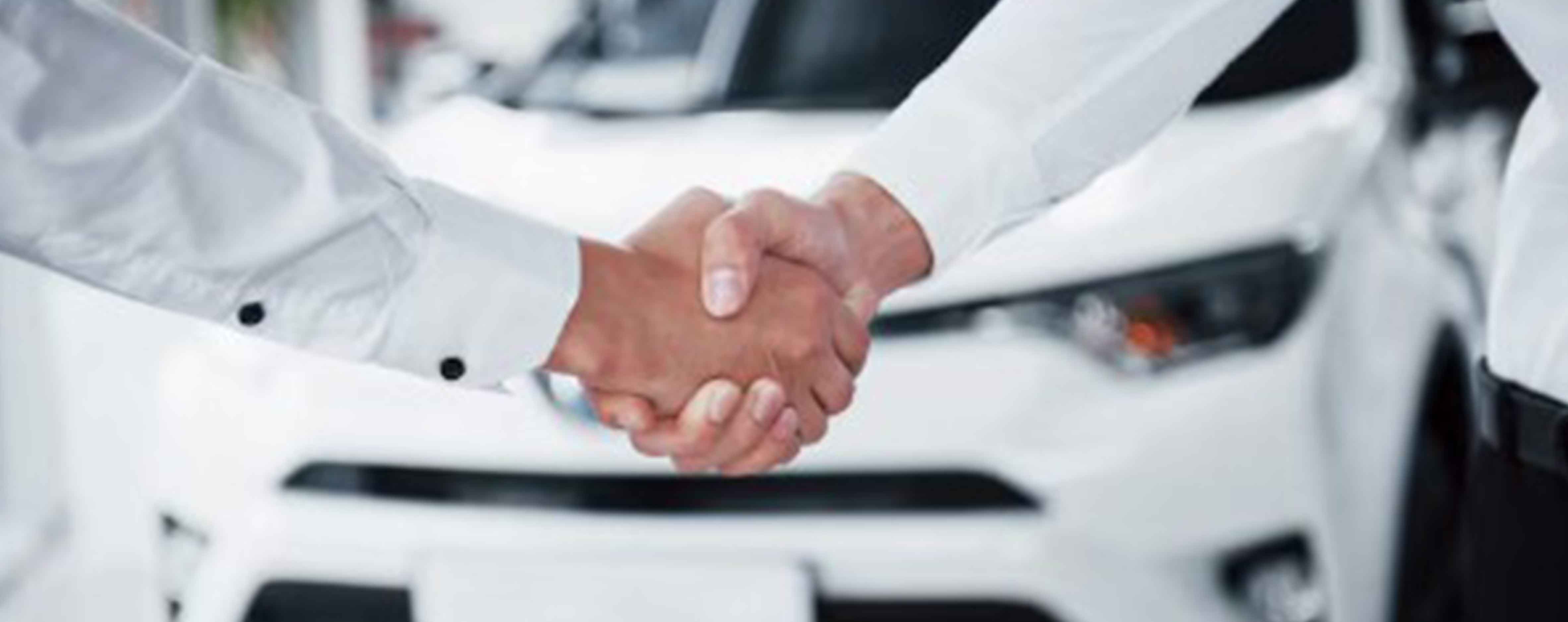 Pelatihan karyawan di ruang seminar modern dengan gedung perkantoran di latar belakang