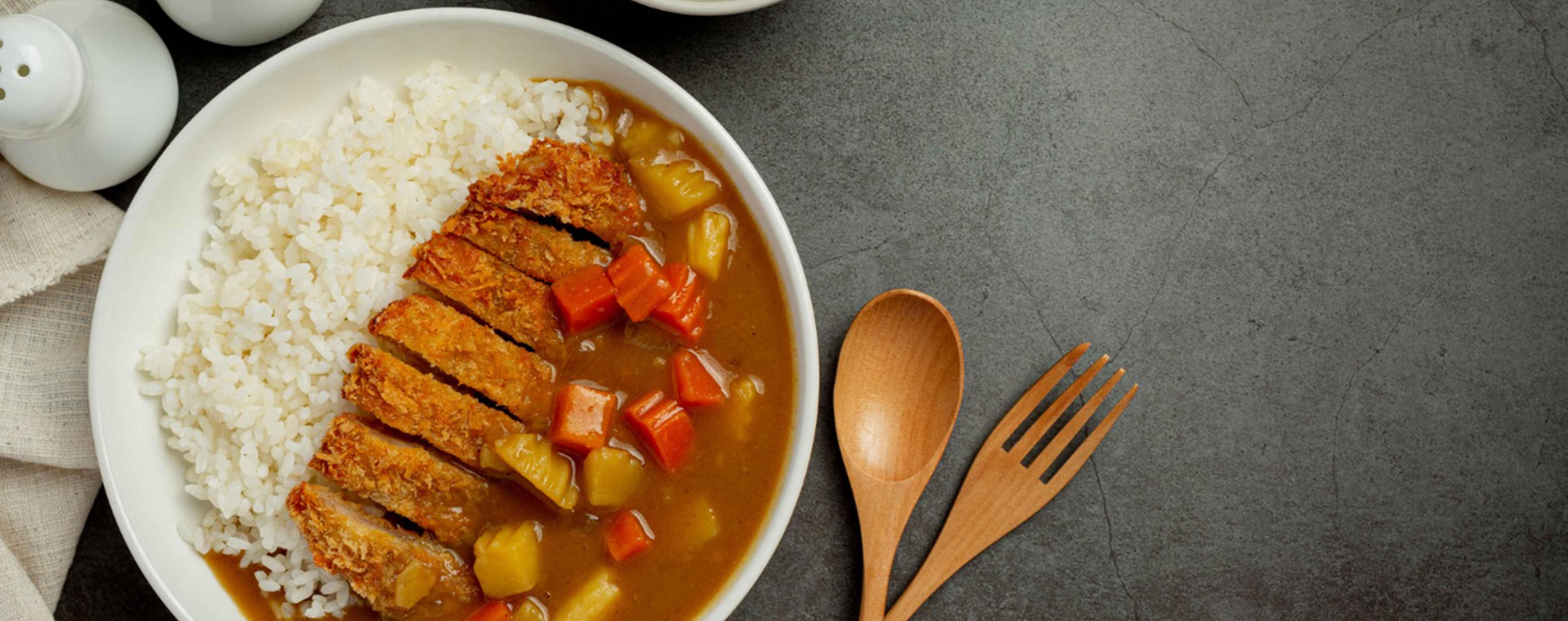 Pelatihan karyawan di ruang seminar modern dengan gedung perkantoran di latar belakang