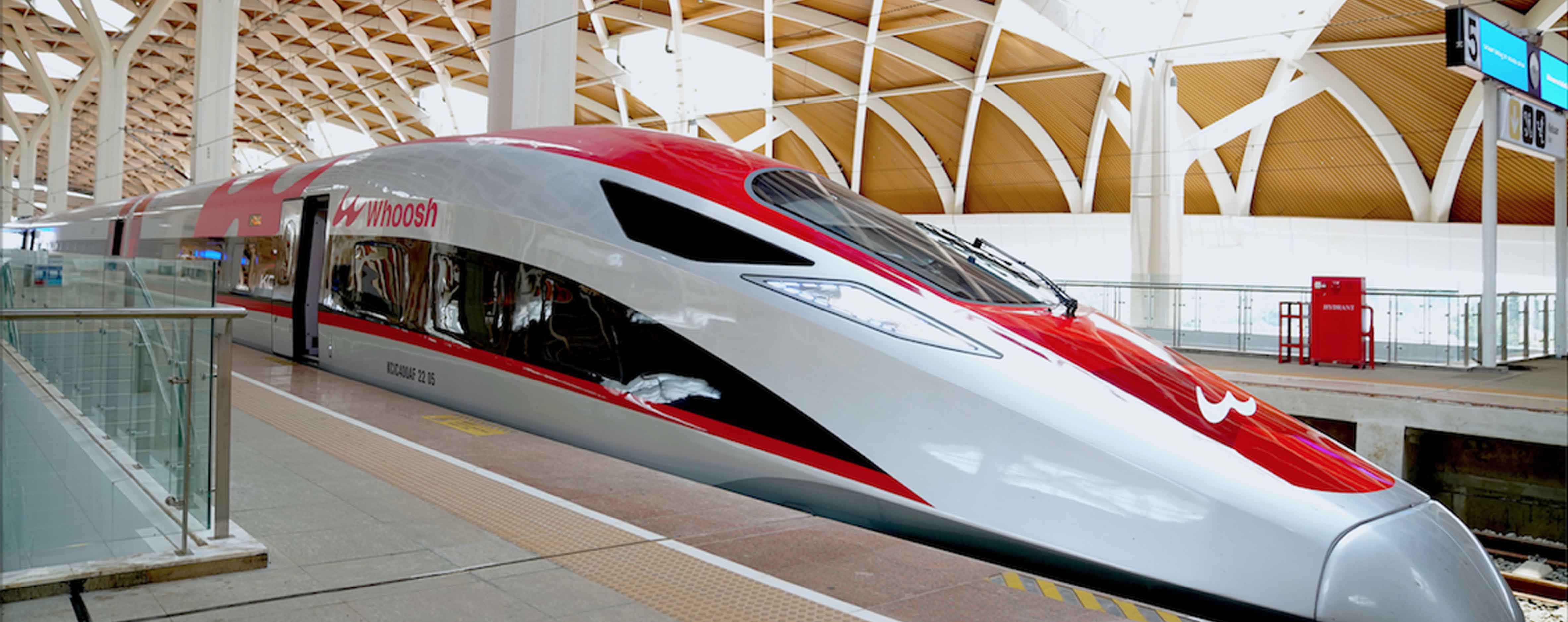 Kelompok profesional sedang rapat di ruang kantor modern dengan warna hijau dan emas