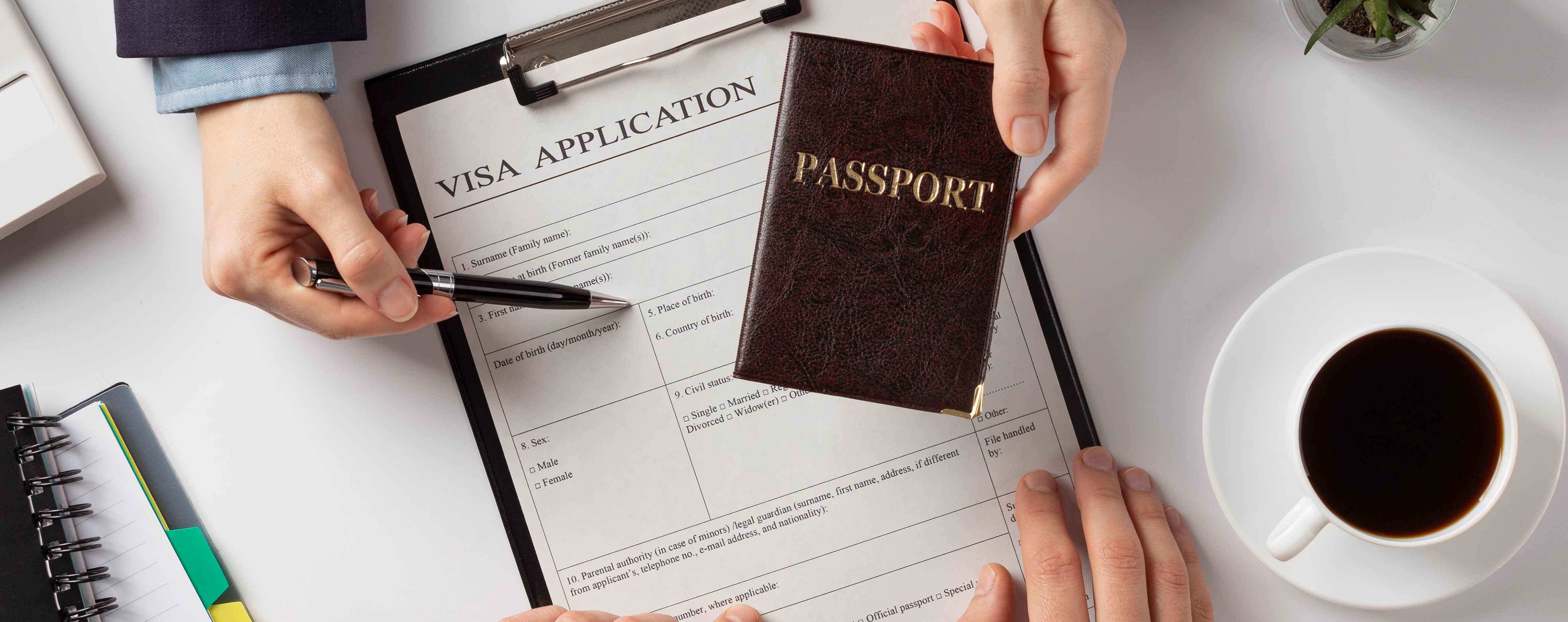 Pelatihan karyawan di ruang seminar modern dengan gedung perkantoran di latar belakang