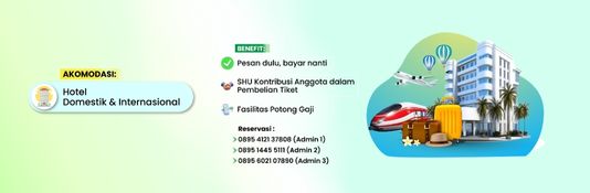 Simpanan syariah dengan ilustrasi kartu kredit dan dompet di atas meja kayu