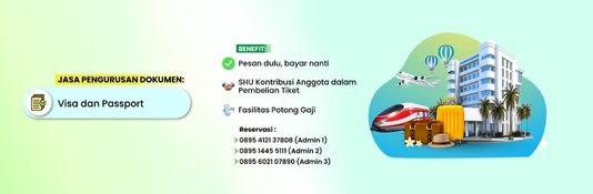 Simpanan syariah dengan ilustrasi kartu kredit dan dompet di atas meja kayu