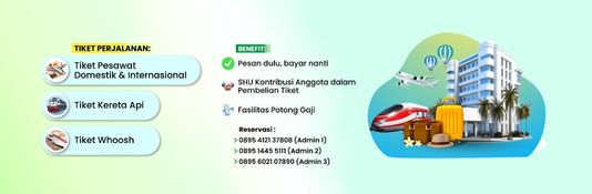 Simpanan syariah dengan ilustrasi kartu kredit dan dompet di atas meja kayu